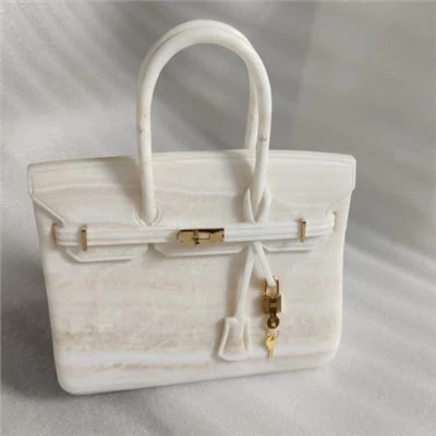 Bolsa esculpida em ônix branco